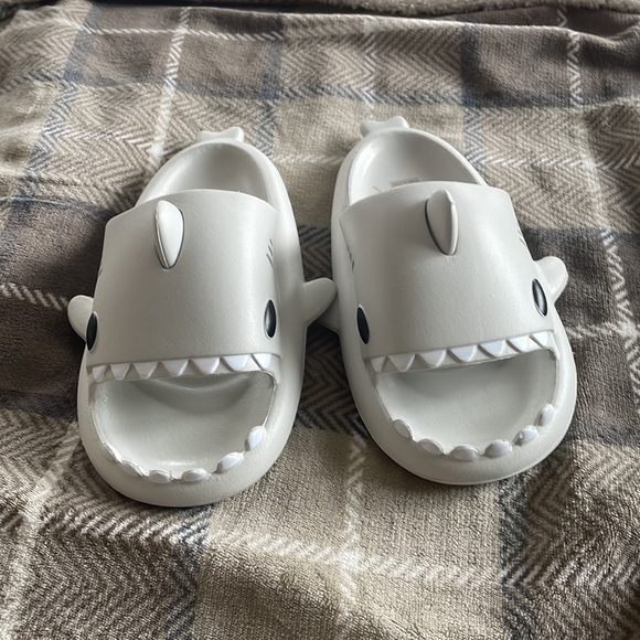 These are shark slides brand new. Never been worn - Picture 2 of 4